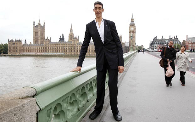 Самый высокий человек в мире наконец перестал расти (4 фото)