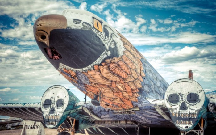 Проект Boneyard – уличные художники расписали граффити списанные военные самолеты (15 фото)