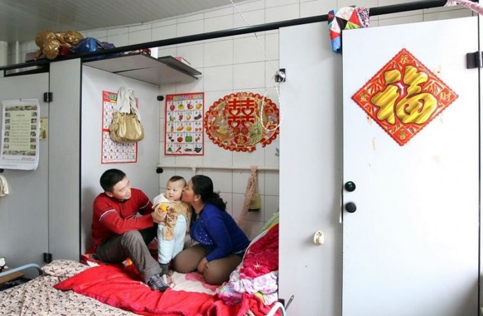 Китайская семья шесть лет живёт в туалете (12 фото)