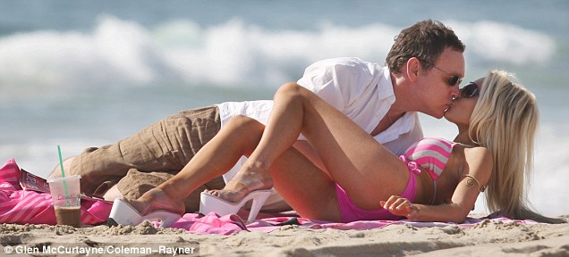 Кортни Стодден не снимает каблуки даже на пляже! (18 фото)