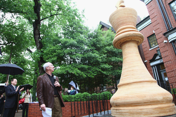 Рекорд:самая большая шахматная фигура в мире (7 фото)