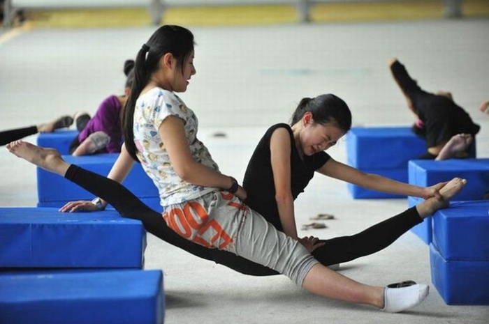 Гимнастическая школа в Китае (4 фото)
