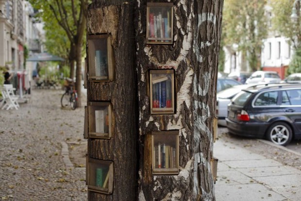 На улицах Берлина установлены необычные автоматы (4 фото)