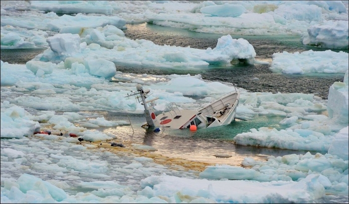 Антарктика поглотила яхту (5 фото)