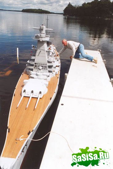 Уиллиам Терра и 10-метровая копия боевого корабля (11 фото)