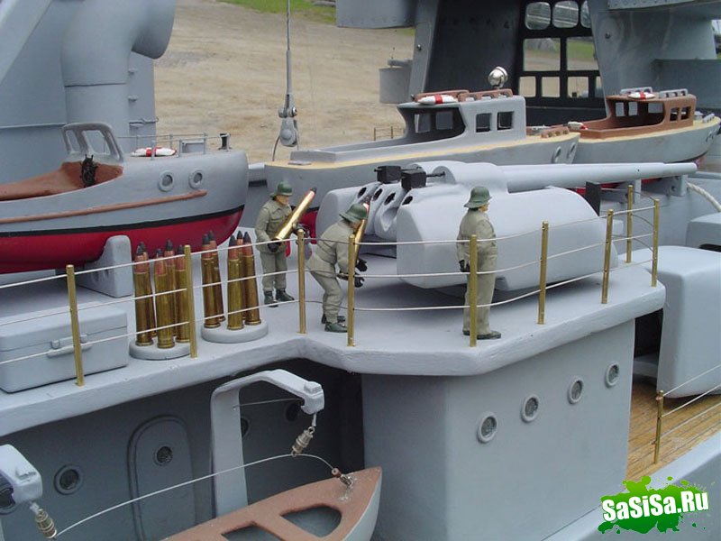 Уиллиам Терра и 10-метровая копия боевого корабля (11 фото)