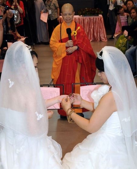 Первая однополая свадьба в Азии (4 фото)