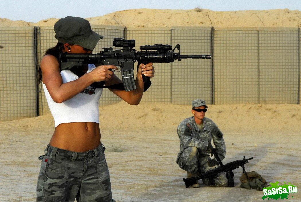 Девушки и оружие (17 фото)