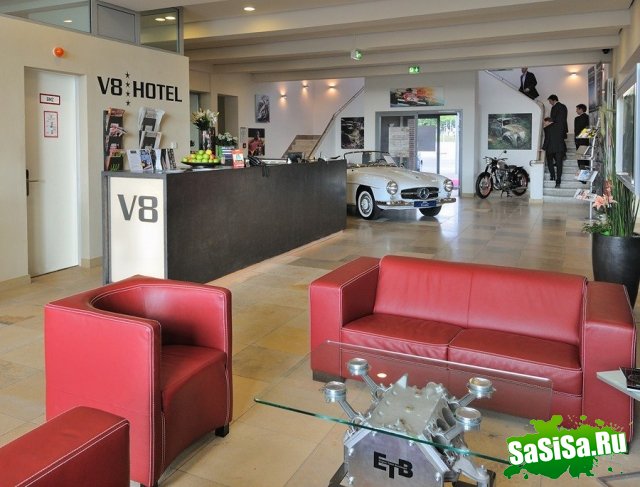 Отель V8 для поклонников автомобилей (18 фото)