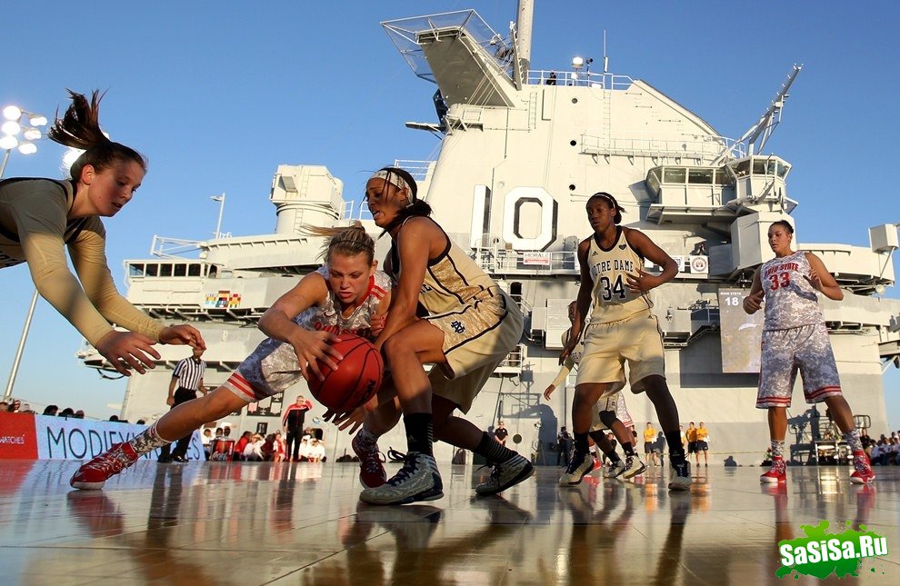 Баскетбол на авианосце (9 фото)