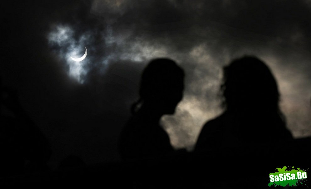 Австралийцы увидели полное солнечное затмение (14 фото)