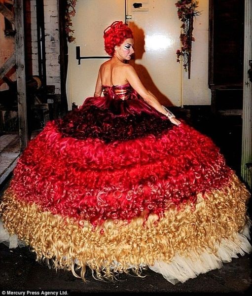 Платье из волос: 95-килограммовый наряд дизайнера Тельмы Мэдин (4 фото)