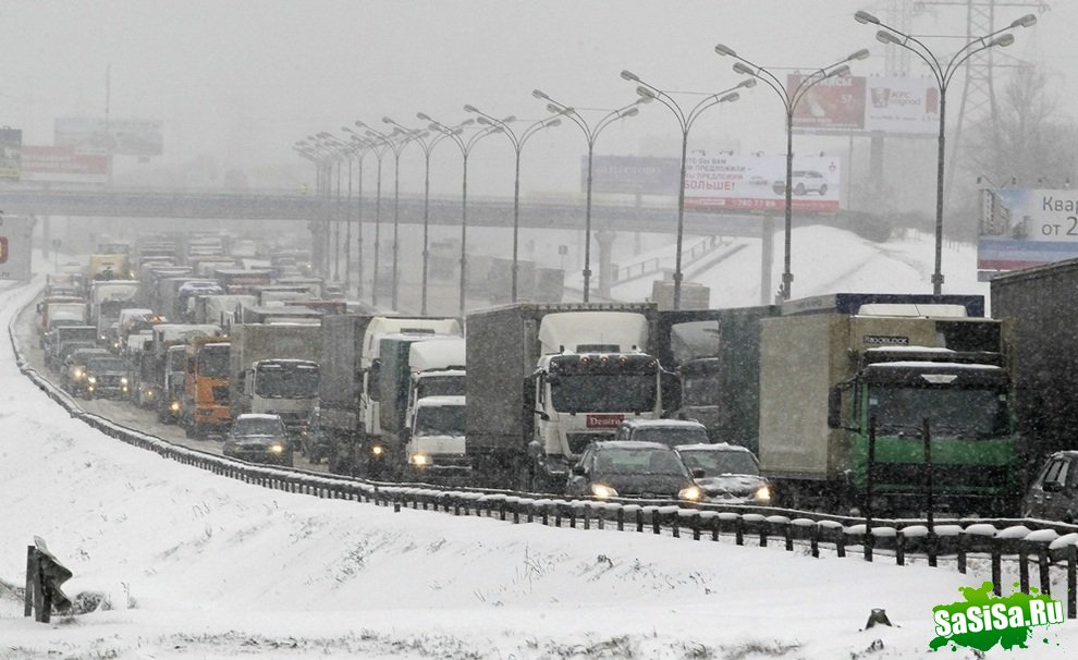 Сильнейший снегопад парализовал Москву (7 фото)