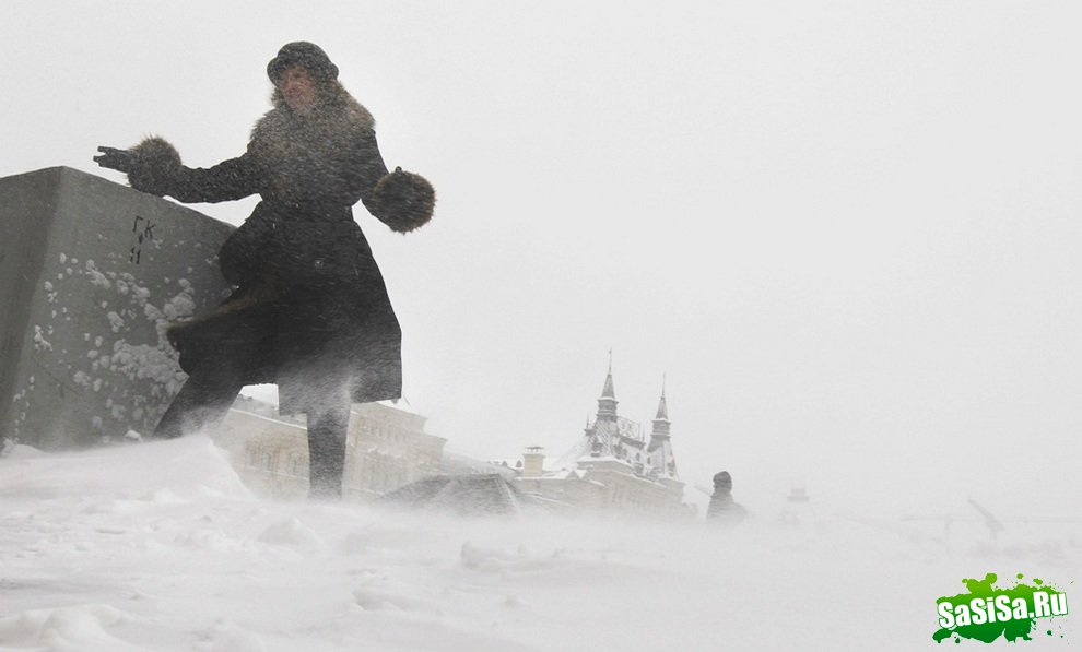 Сильнейший снегопад парализовал Москву (7 фото)