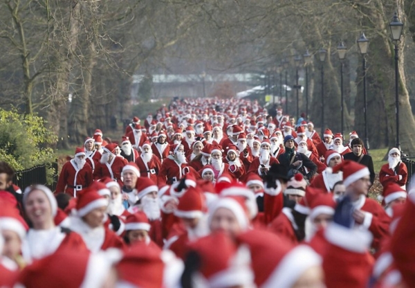 Пробег лондонских Санта-Клаусов (4 фото)