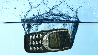 Как спасти попавший в воду телефон 