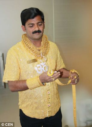 Богатый индиец потратил £14,000 на золотую рубашку чтобы произвести впечатление на дам (3 фото)
