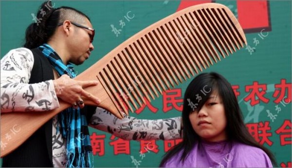 Забавные парикмахеры на улице в Китае (10 фото)
