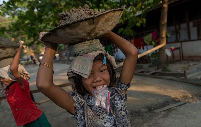 Детский труд в Мьянме (8 фото)