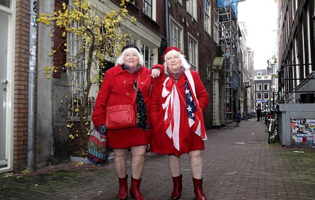 Старейшие проститутки Голландии ушли на пенсию обслужив 355 000 клиентов (4 фото)
