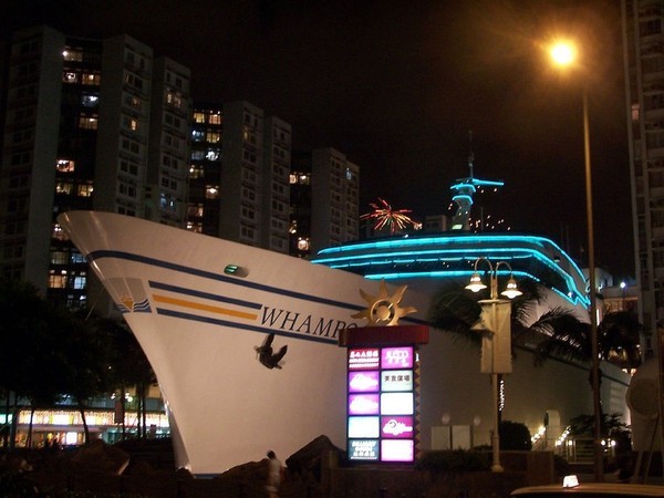 Яхта-ресторан посреди города (5 фото)