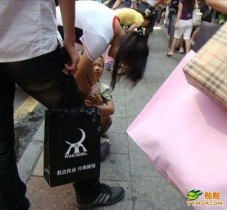 Интересный способ продажи цветов в Китае (14 фото)