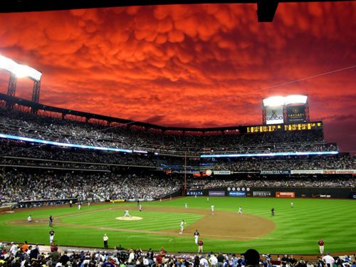 Дьявольские облака над бейсбольным стадионом (7 фото)