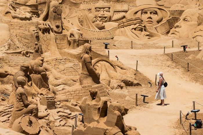 Международный фестиваль песчаных скульптур в Португалии (11 фото)