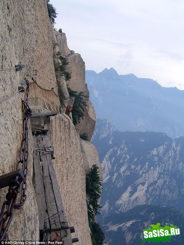 Смертельно опасный туризм в Китае (10 фото)