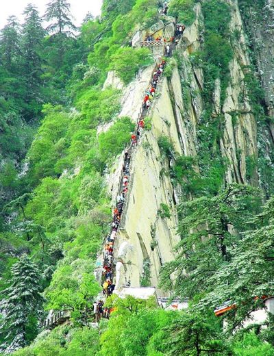 Смертельно опасный туризм в Китае (10 фото)
