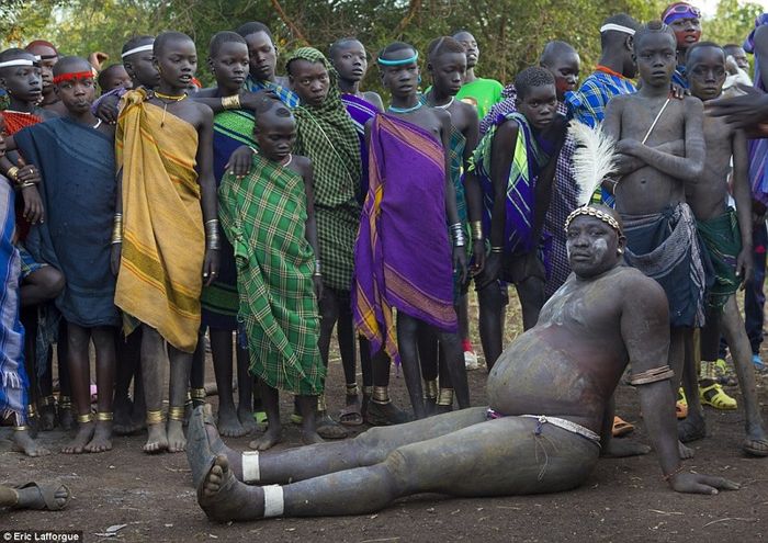 В эфиопском племени Омо,мужчины мечтают о лишнем весе и для этого пьют кровь (16 фото)