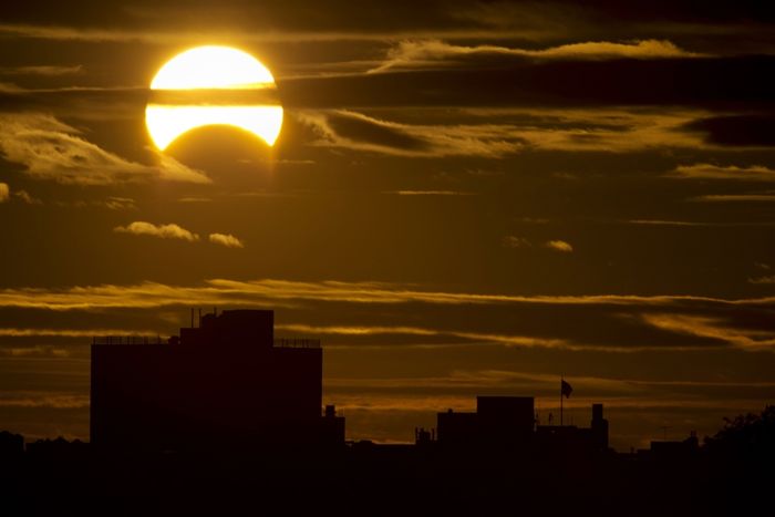 Гибридное солнечное затмение 2013 (6 фото)