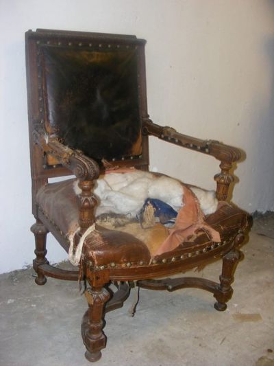 В старом стуле реставратор нашел клад! (2 фото)