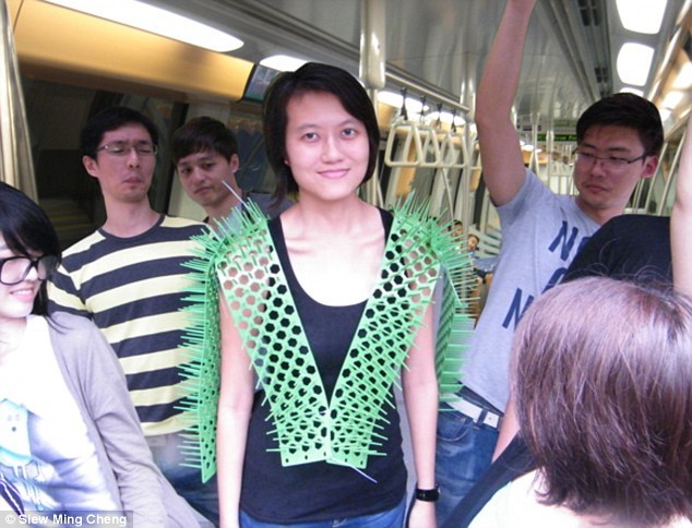Гаджет для комфортной езды в метро (5 фото)