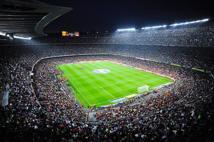 10 крупнейших футбольных стадионов в мире (10 фото)