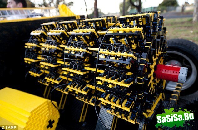Предприниматель и гений-самоучка создали автомобиль из Lego (4 фото + видео)