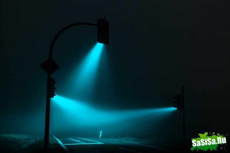 Свет светофора в тумане (4 фото)