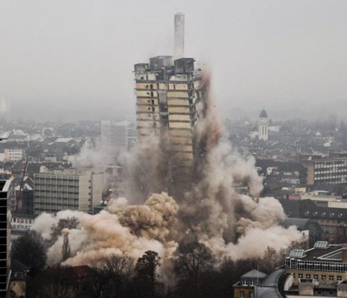 В Германии взорвали 116-метровый небоскреб (10 фото + видео)