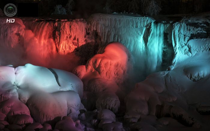 Замерший Ниагарский водопад в иллюминации (3 фото)