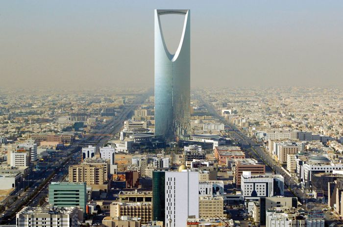 «Игольное ушко»: небоскреб Kingdom Centre в Эр-Рияде (Саудовская Аравия) (7 фото)