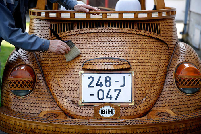 Дедушка сделал деревянный Volkswagen Beetle из 50 тыс. кусочков дерева (4 фото)