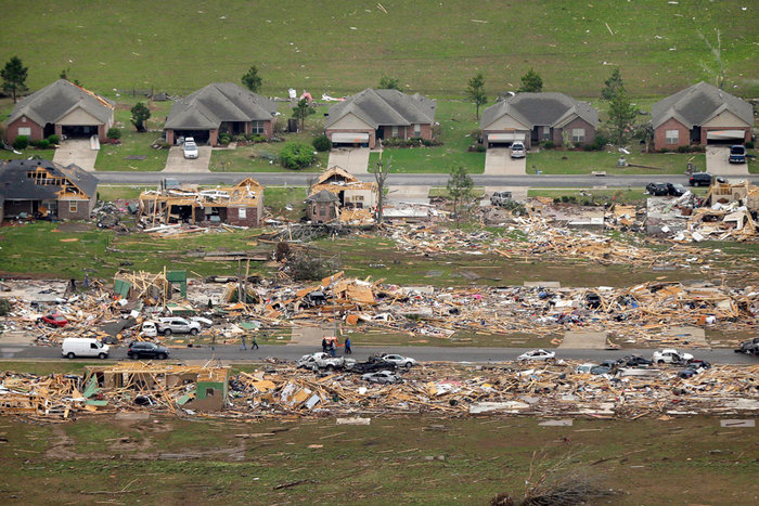 Разрушительные последствия торнадо (12 фото)