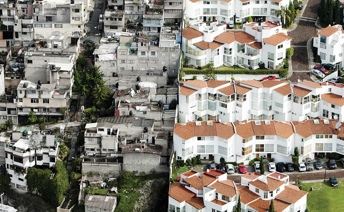 Граница между бедным и богатым кварталом в Мехико (2 фото)