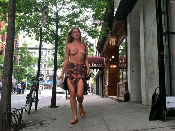 Дочь Брюса Уиллиса устроила голую акцию в центре Нью-Йорка (фото внутри)