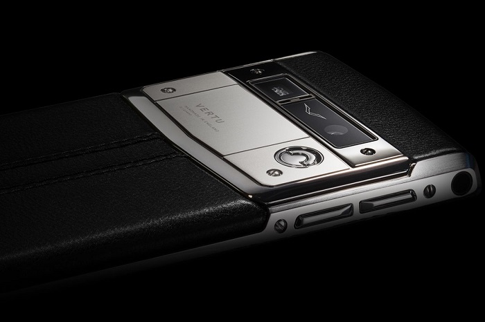 Vertu Signature Touch: титановый смартфон за 8 тысяч евро (5 фото)