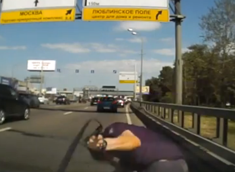 Конфликт на дороге превратился в настоящий экшен (видео под катом)
