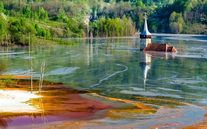 Румынская деревня, на месте которой образовалось токсичное озеро (10 фото)