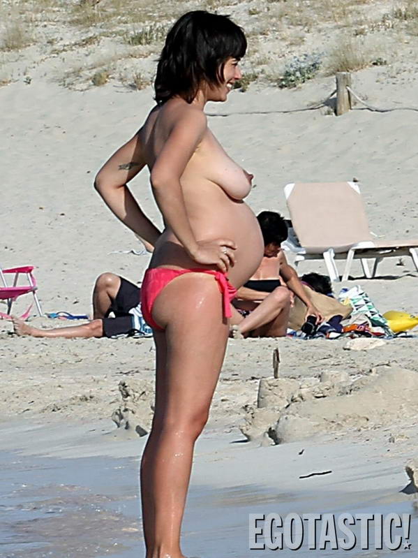 Беременная Диана Флери обнажилась на пляже