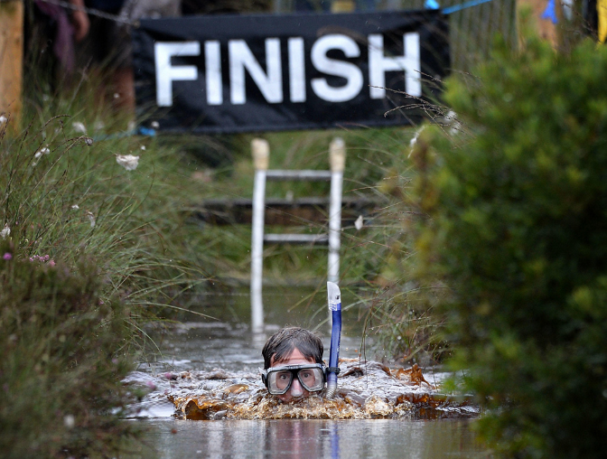 Чемпионат по плаванию в болоте (14 фото)