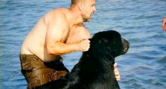 История человека, который рискнул своей жизнью ради тонувшего медведя (15 фото)